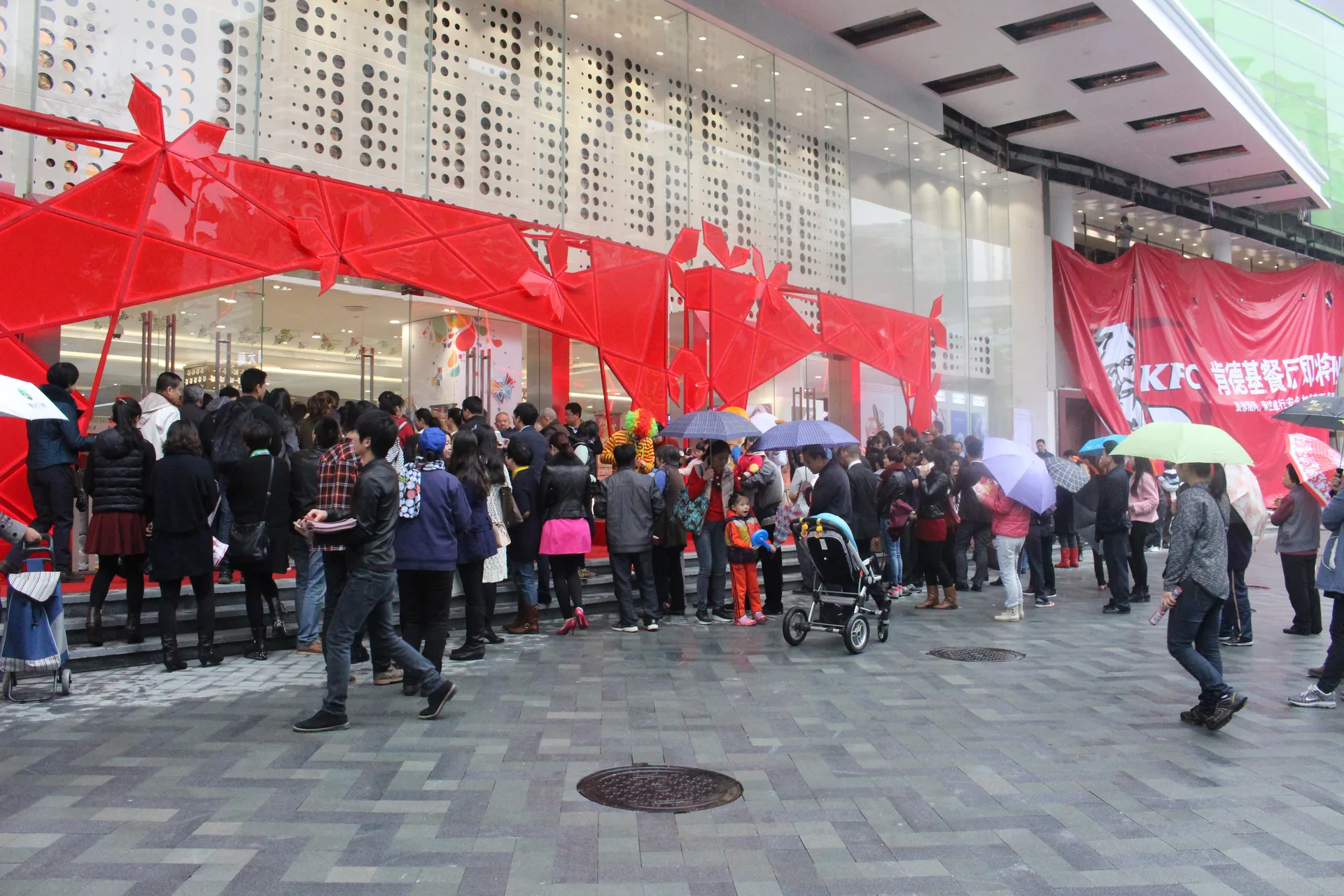 由美国ARQ建筑设计事务所精心设计斥资2.8亿改造升级 海雅缤纷广场实现靓丽蝶变