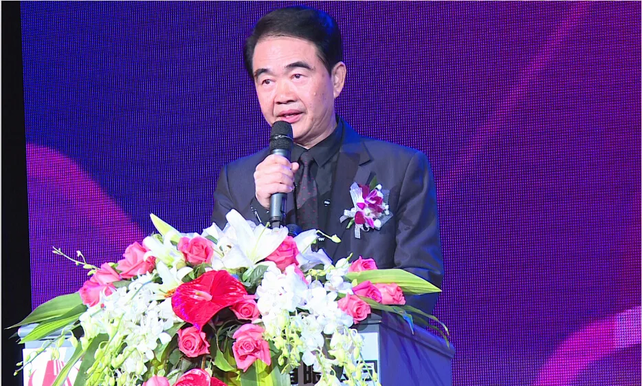 海雅集团新春联欢会暨优秀员工表彰大会昨晚隆重举行