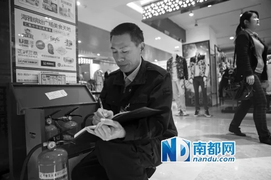 救火英雄正式上班 任职南山海雅缤纷广场安检副队长
