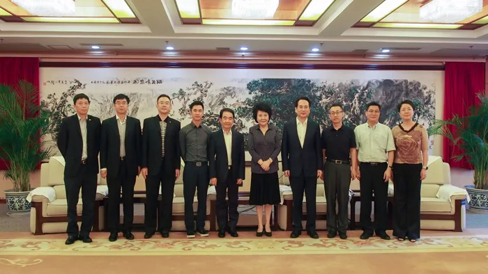 支持“侨联通”项目运营——海雅集团董事长涂辉龙与国务院侨务办公室主任裘援平座谈