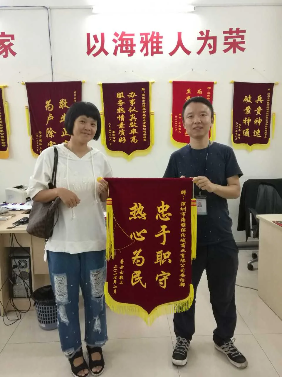海雅缤纷城便衣安检勇擒贼