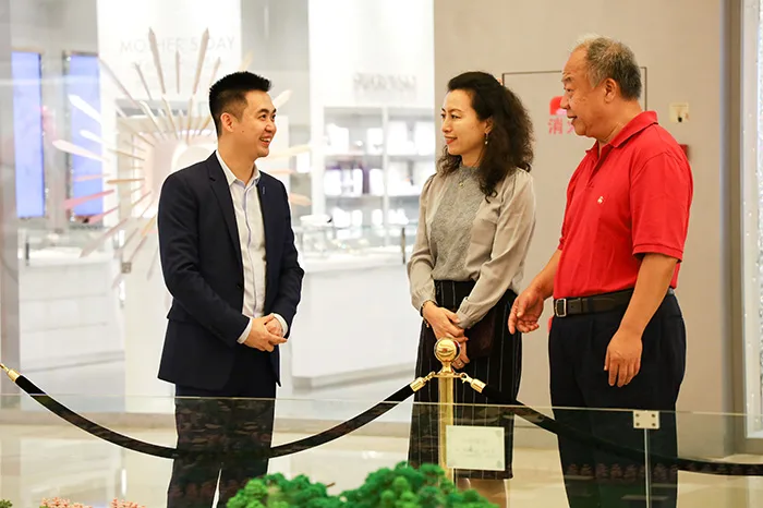 助力侨企转型升级 做强做大侨商事业——深圳市委统战部、侨商会走进海雅集团参观交流