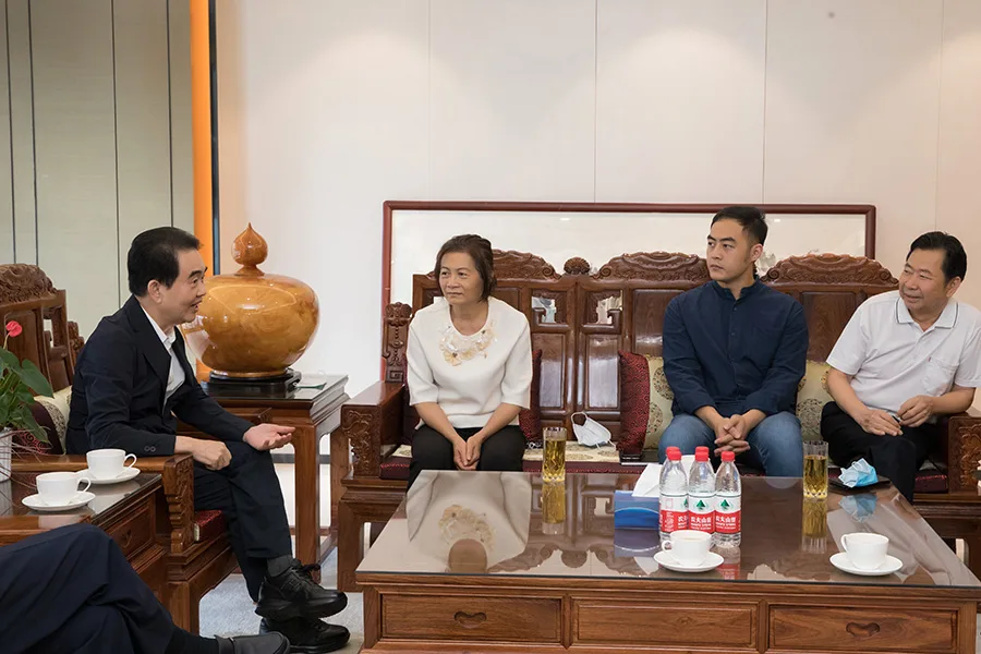 香港各界文化促进会主席涂辉龙先生一行探望慰问杨祥波先生的夫人黄雪蓉及儿子杨题维