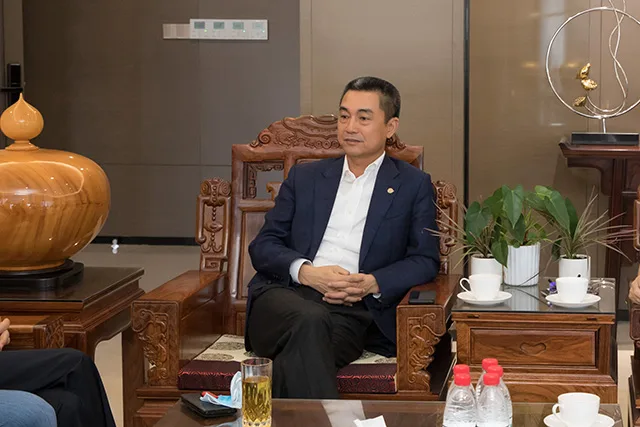 香港各界文化促进会主席涂辉龙先生一行探望慰问杨祥波先生的夫人黄雪蓉及儿子杨题维
