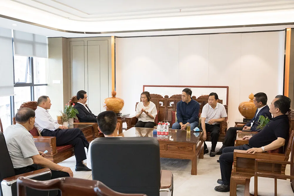香港各界文化促进会主席涂辉龙先生一行探望慰问杨祥波先生的夫人黄雪蓉及儿子杨题维