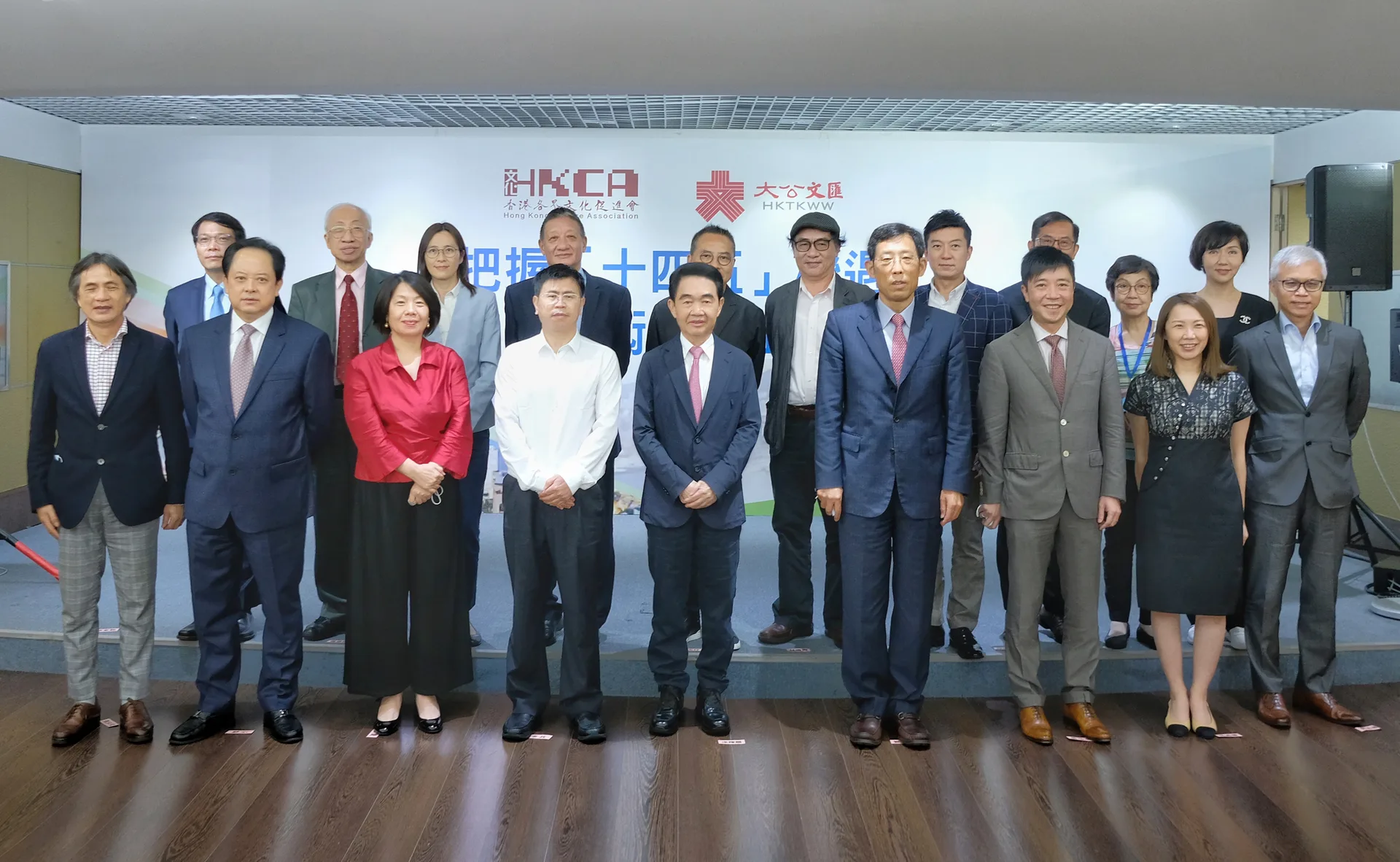 做“一国两制”伟大事业的实践者推动者——记集团董事局主席涂辉龙出席香港特区第六任行政长官选举系列活动