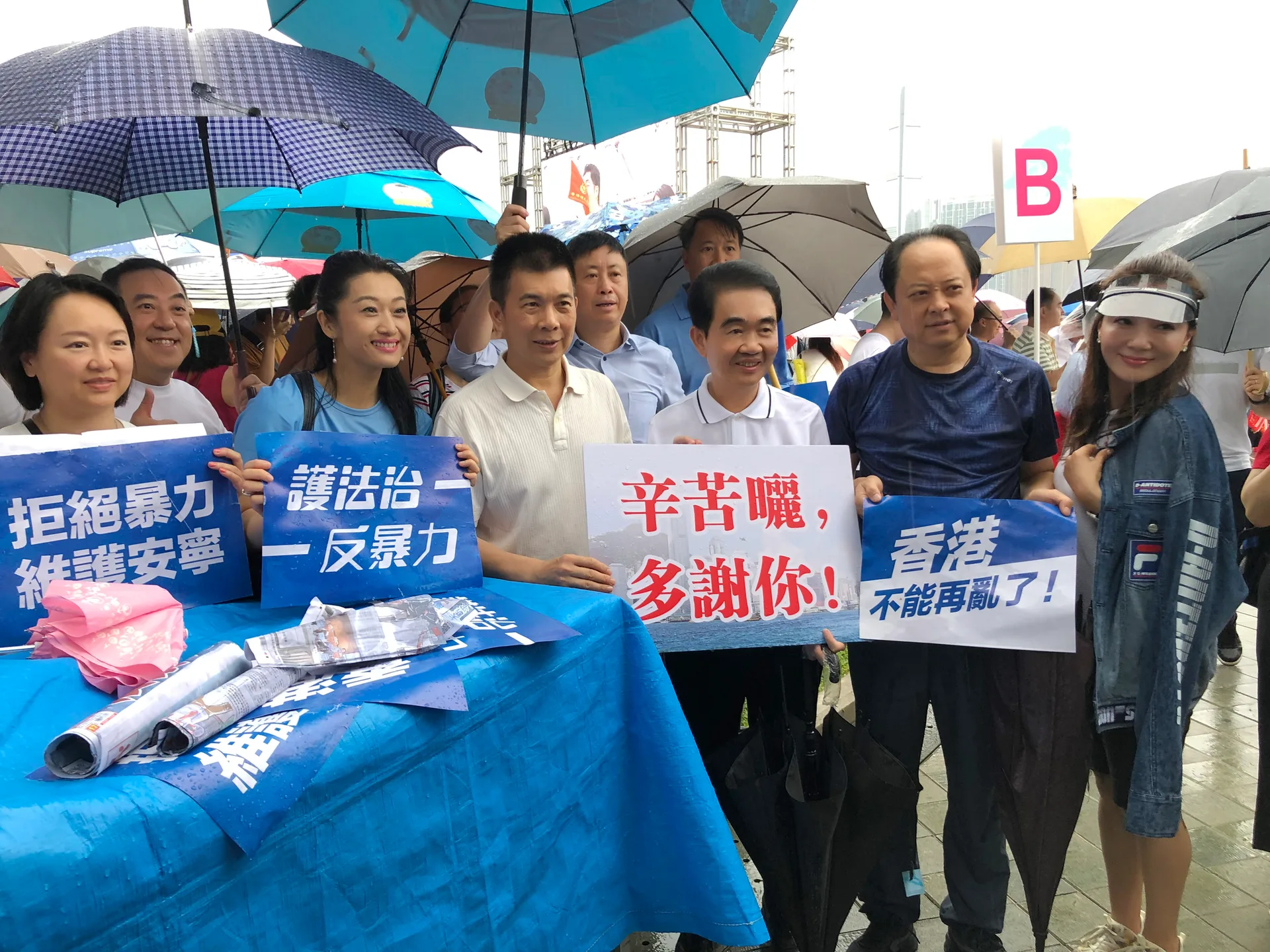 做“一国两制”伟大事业的实践者推动者——记集团董事局主席涂辉龙出席香港特区第六任行政长官选举系列活动