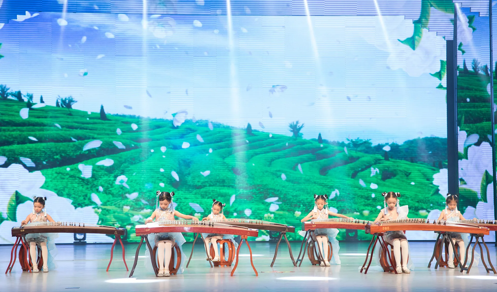 今朝更好看 一起向未来|庆祝香港回归祖国25周年文艺汇演暨深港青少年艺术文化交流中心启动仪式隆重举行