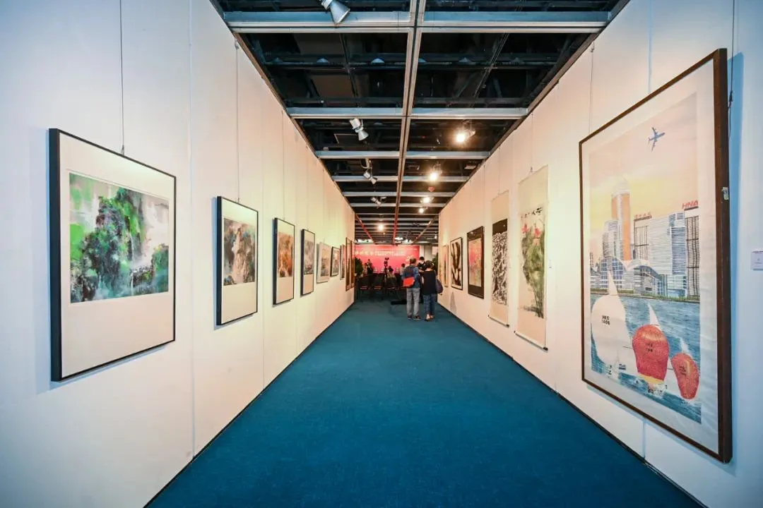 海雅集团董事局主席涂辉龙在香港各界文化促进会大型美术作品展开幕式上发表视频致辞