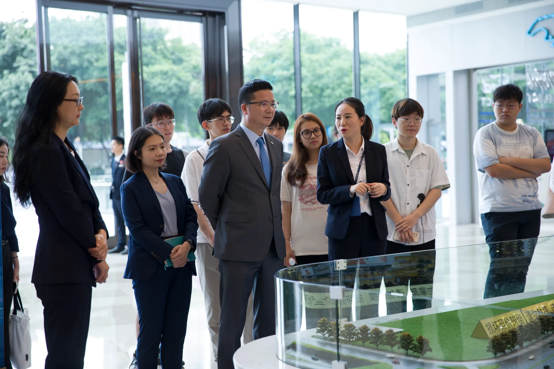 助力青年成长 | 涂辉龙主席会见香港中文大学（深圳）教育基金会一行并寄语获奖学生