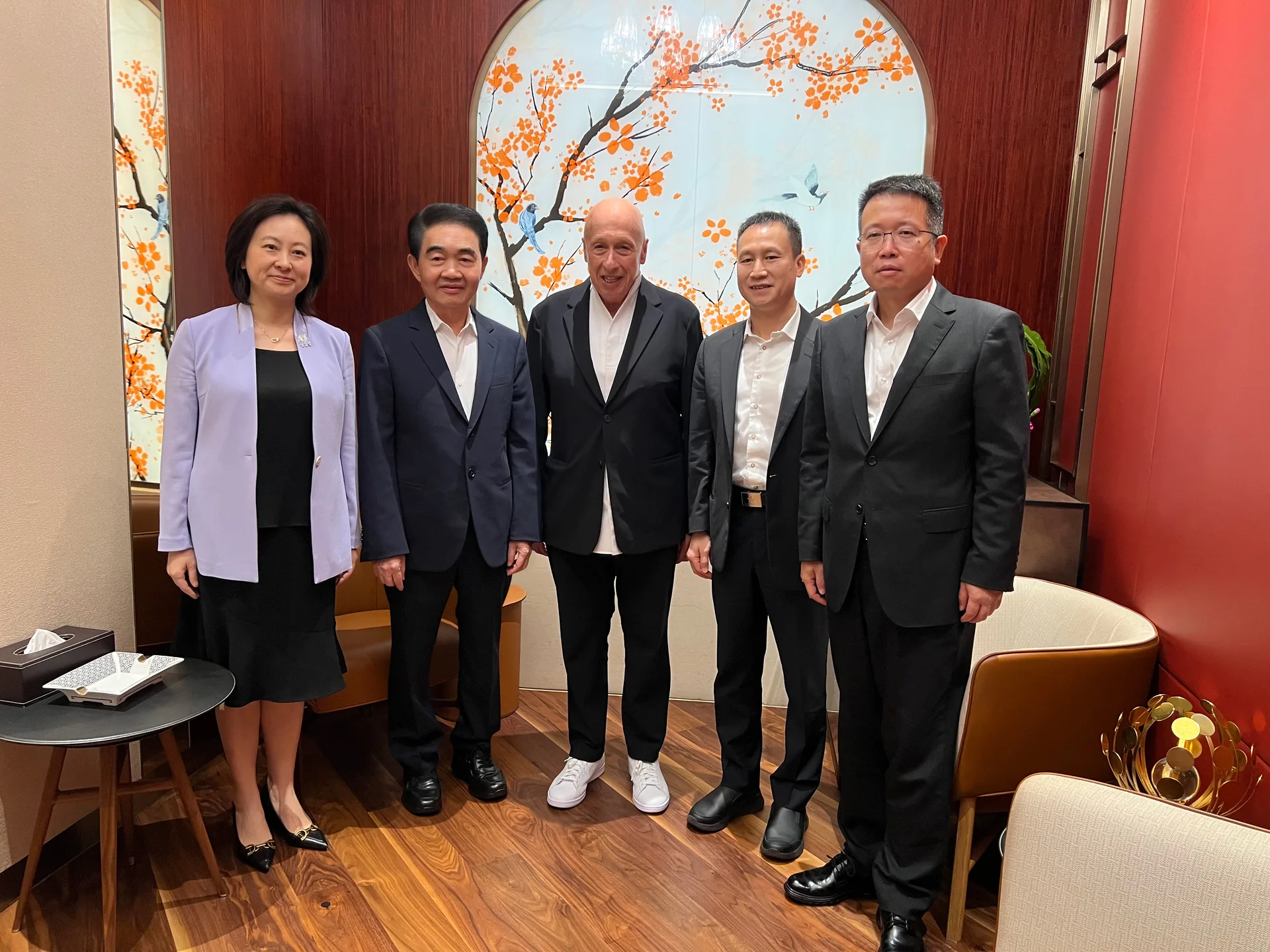 深圳市委常委曾湃一行与海雅集团和兰桂坊集团座谈