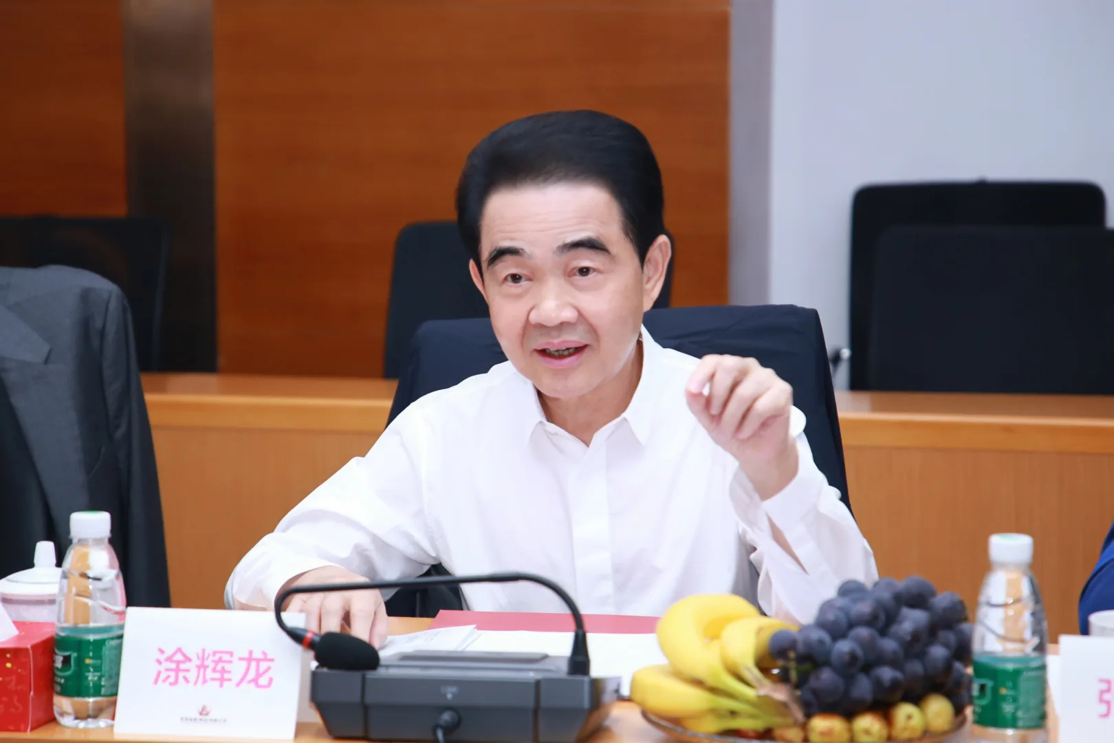英皇集团杨受成主席一行到访海雅集团座谈交流