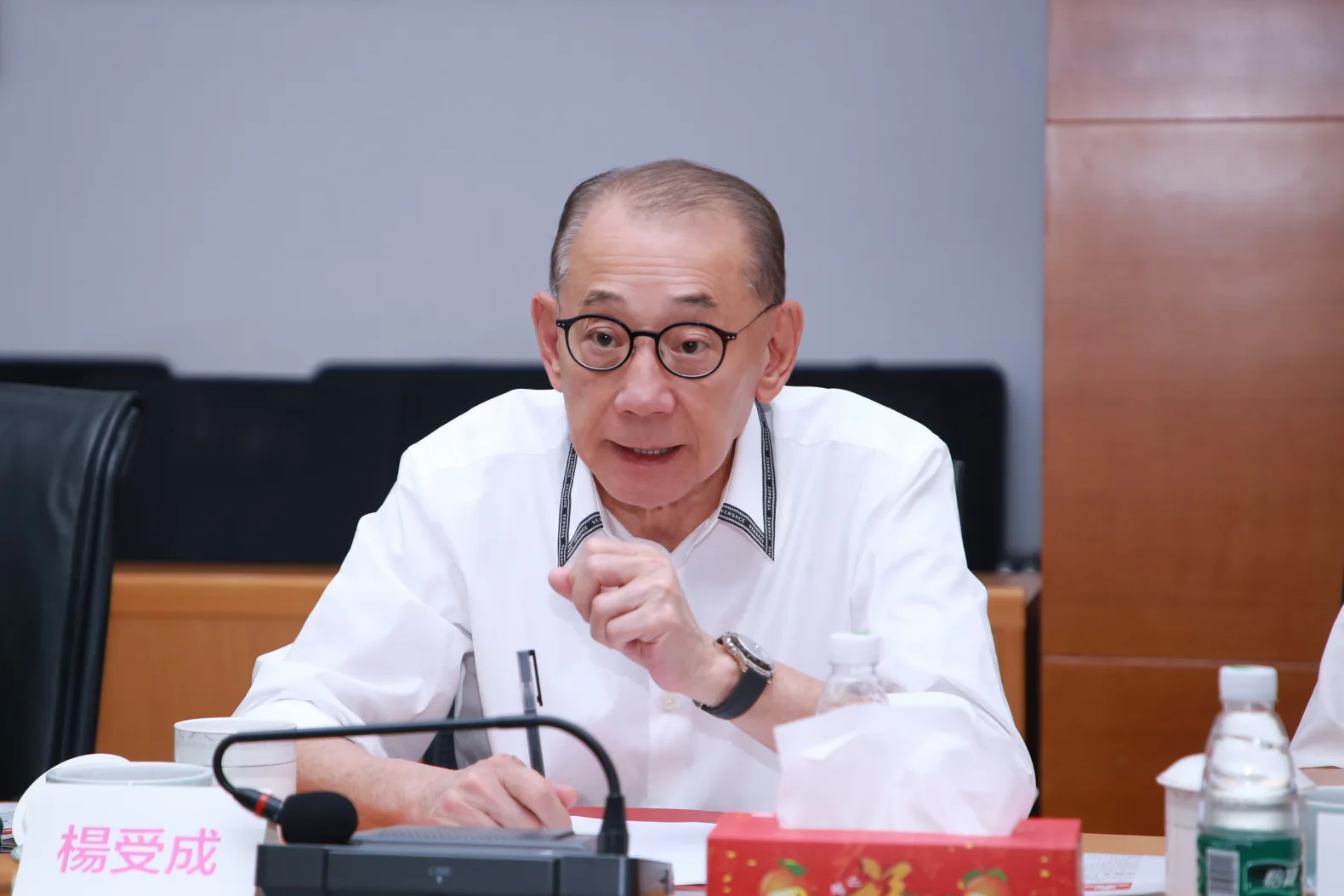 英皇集团杨受成主席一行到访海雅集团座谈交流