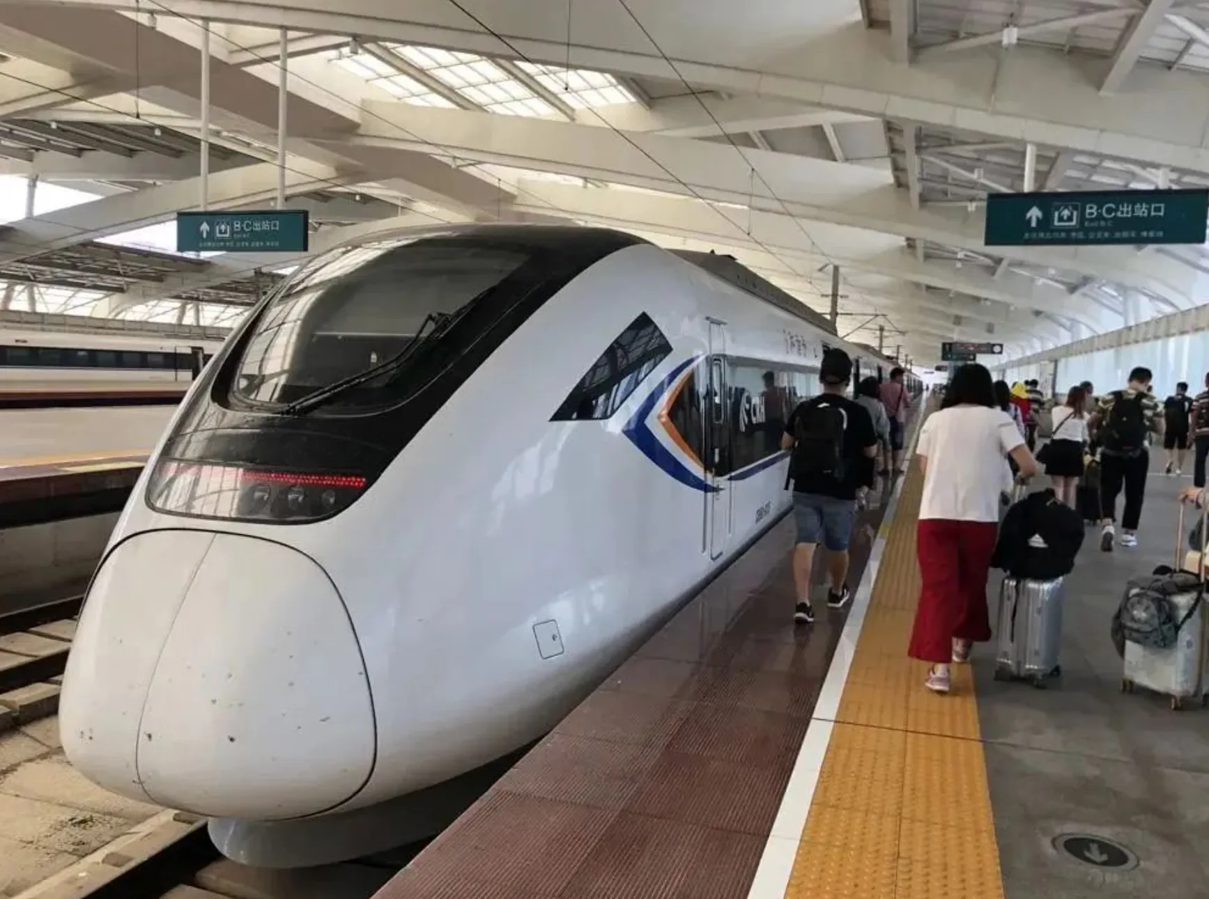《香港镜报》报道 丨 全国政协委员涂辉龙：规划建设汕尾至梅州铁路打通经济发展动脉