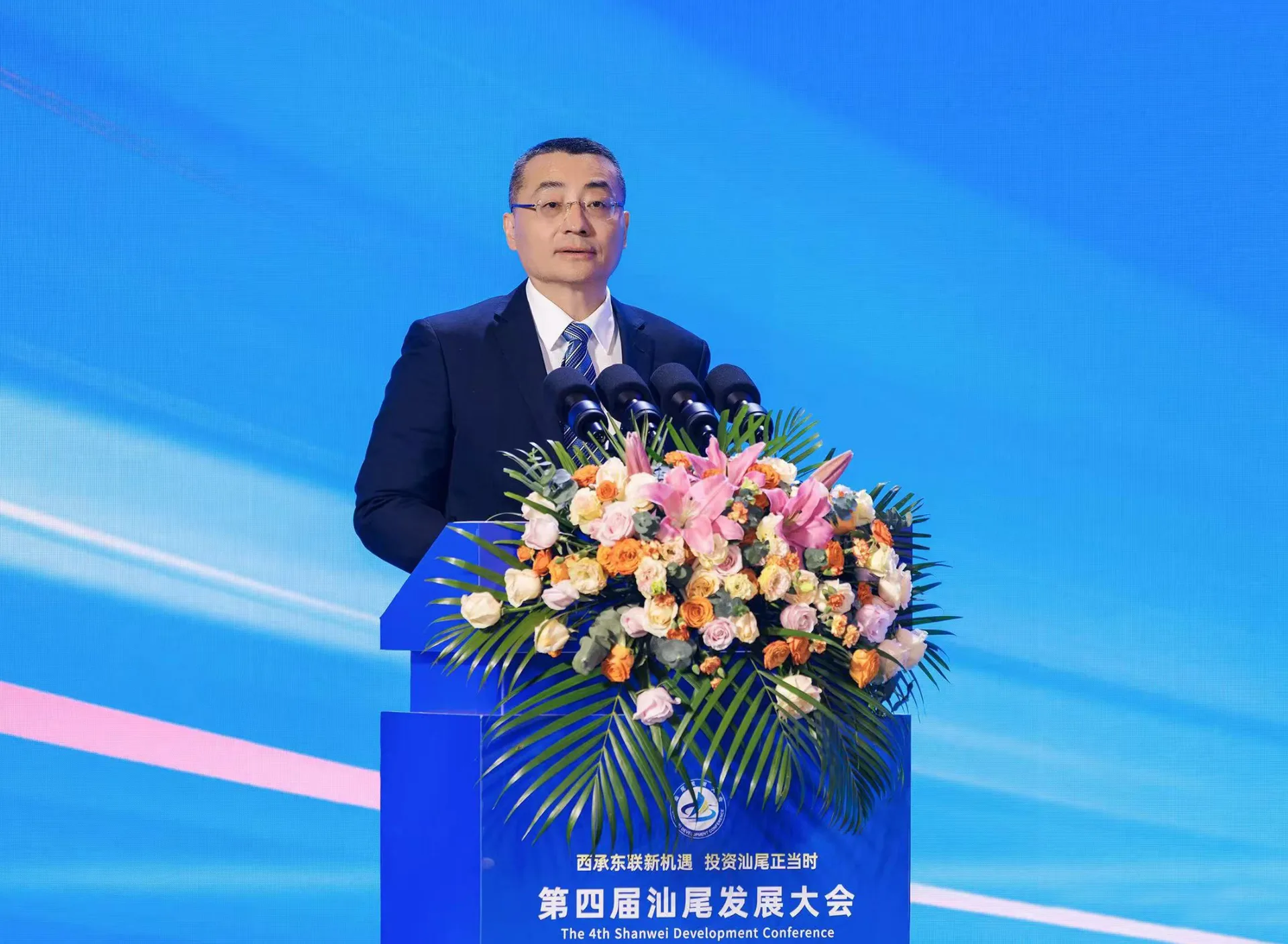 海雅集团董事局主席涂辉龙博士,海雅集团董事、执行总裁涂尔鹏共同出席第四届汕尾发展大会开幕仪式